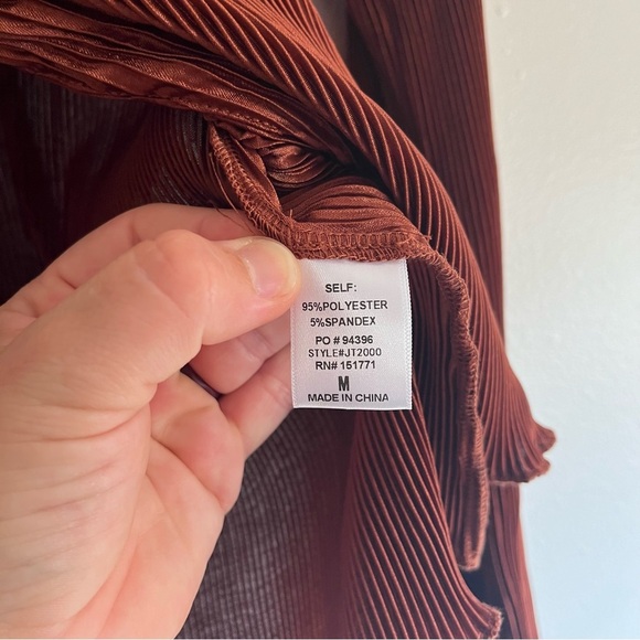 Gilli Cinnamon Plisse Hem Satin Blouse and Pant Lettuce Hem Set Size Medium - Picture 8 of 16